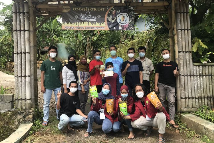 Dosen dan mahasiswa dari UMY memberikan pelatihan pemasaran online dan desain kemasan bagi kelompok tani di Gunungkidul, Yogyakarta