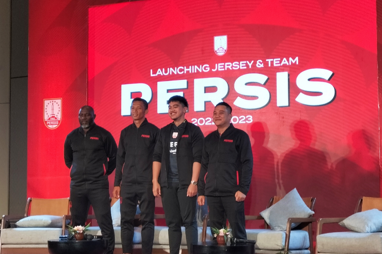 Direktur Utama Persis Solo, Kaesang Pangarep, bersama pemain dan tim management Persis Solo saat jumpa pers dalam acara launching jersey Persis Solo, Kamis (21/7/2022)