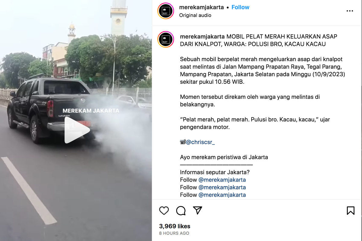 Video mobil berpelat merah mengeluarkan asap putih pekat dari knalpot