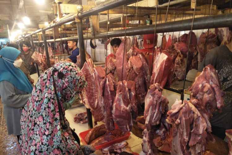 Salah satu seorang penguntung tengah membeli daging sapi lokal yang harganya tembus Rp 170.000 per kilogram di Pasar Depok Jaya, Depok Jaya, Pancoran Mas, Depok, pada Jumat (29/4/2022).