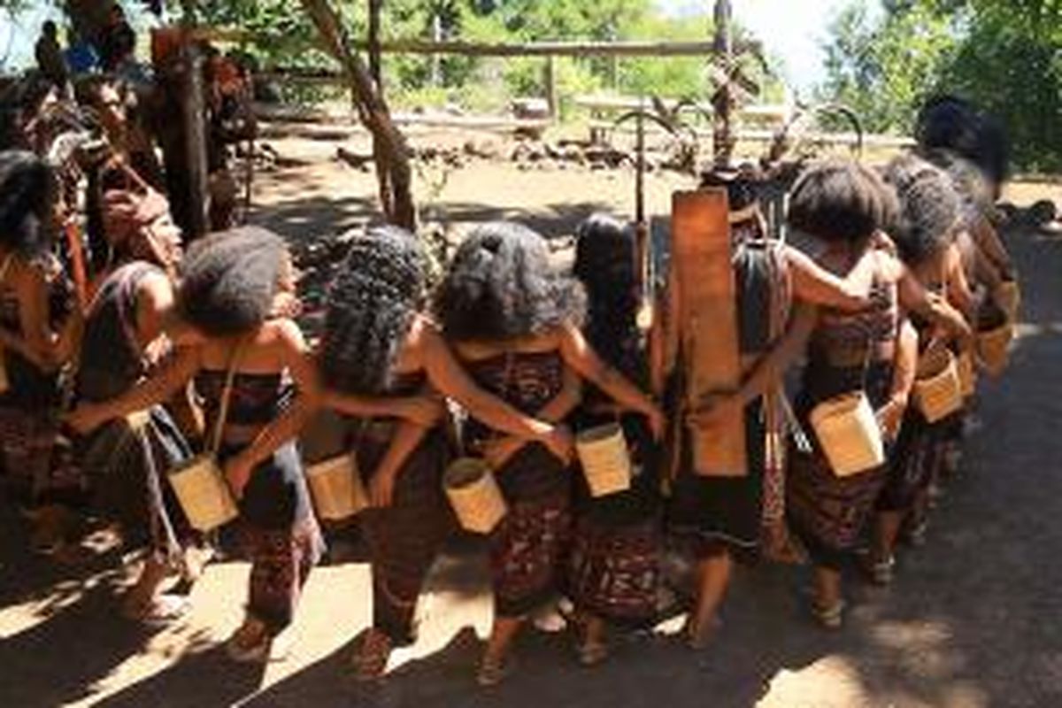 Tari Lego, tarian khas suku Abuy, Desa Takpala, Alor