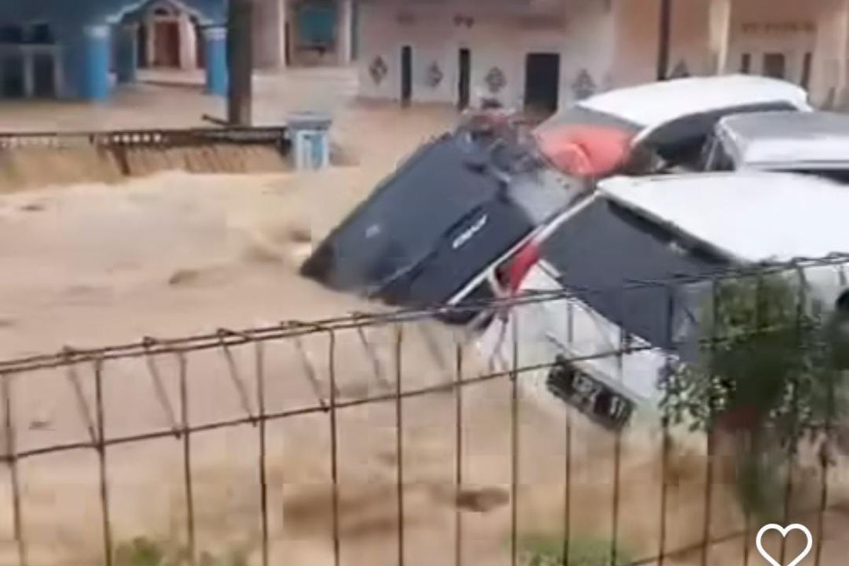 Dalam video yang viral di media sosial terlihat empat unit kendaraan terseret banjir bandang di Sukabumi, Desember 2024. 