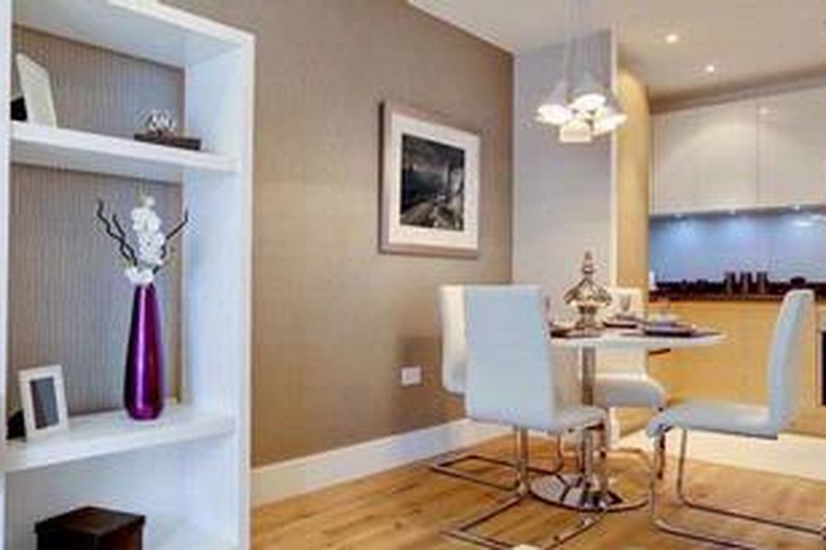 Mendempetkan perabotan ke dinding terkadang menjadi solusi instan dalam mendekor sebuah ruang. Sayangnya, tidak semua ruang tampak menarik jika seolah-olah ada magnet yang menarik perabotan Anda ke dinding.