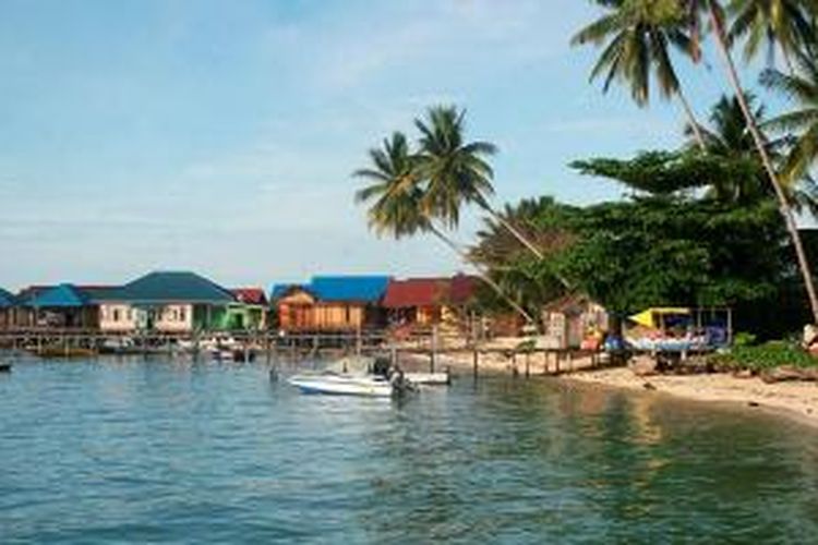 Pulau Derawan, pulau andalan pariwisata Kabupaten Berau, Kalimantan Timur, menyajikan pemandangan bawah air dan atas air yang memesona, Minggu (7/12/2014).