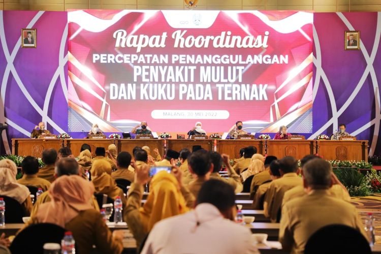 Gubernur Jawa Timur (Jatim) Khofifah Indar Parawansa bersama jajaran Forum Koordinasi Pimpinan Daerah (Forkopimda) Jatim kembali menggelar Rapat Kordinasi (Rakor) ?Percepatan Penanggulangan Penyakit Mulut dan Kuku (PMK) pada Hewan Ternak? di Ballroom Hotel Grand Mercure, Kota Malang, Senin (30/5/2022).