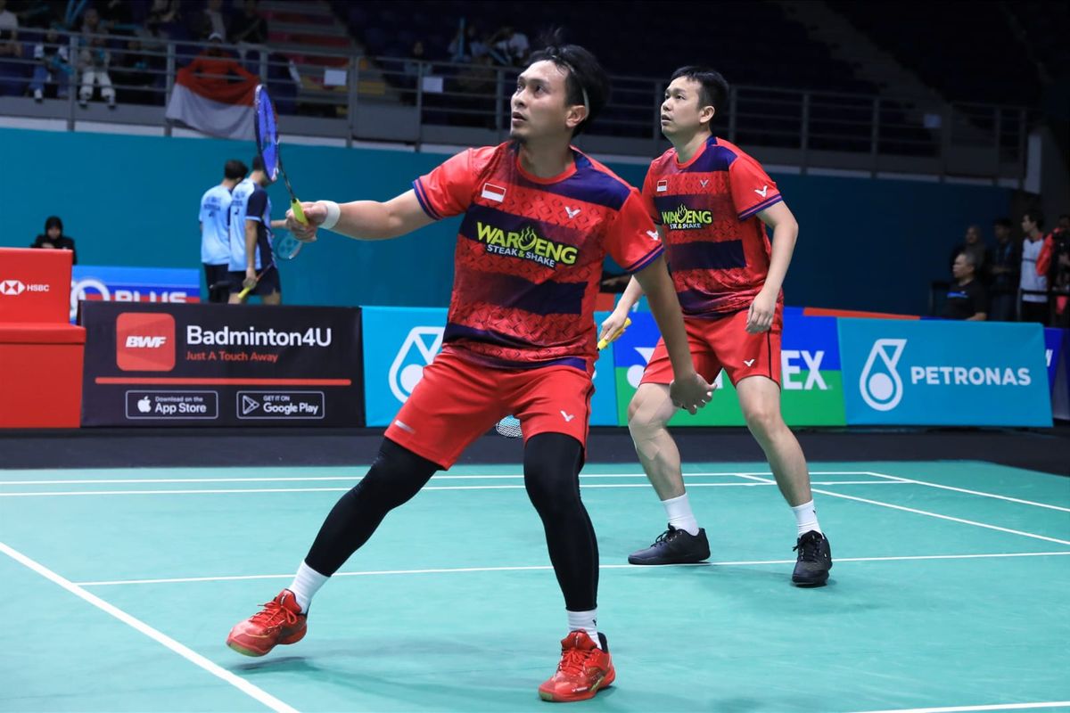 Mohammad Ahsan/Hendra Setiawan kala beraksi dalam babak 32 besar Malaysia Open 2023 di Axiata Arena, Kuala Lumpur, Malaysia, Selasa (10/1/2023). Terkini, Ahsan/Hendra berhasil melaju ke perempat final Malaysia Open 2023 seusai mengalahkan Pramudya Kusumawardana/Yeremia Erich Yoche Rambitan  dalam laga bertajuk derbi Merah-Putih.