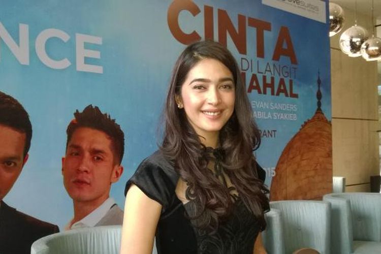 Nabila Syakieb berpose ketika hadir dalam konferensi pers sinetron seri yang ia bintangi, Cinta di Langit Taj Mahal, di kawasan Epicentrum, Kuningan, Jakarta Selatan, Kamis (28/5/2015).