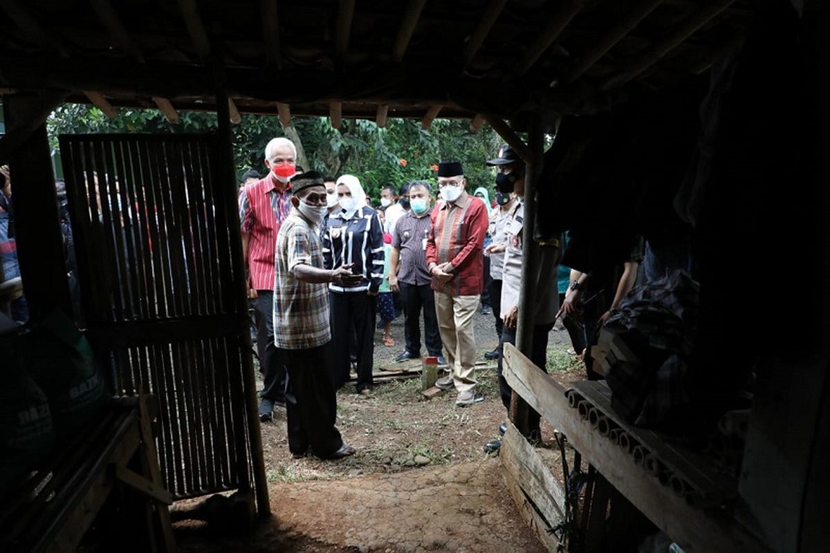 Gubernur Jawa Tengah (Jateng) Ganjar Pranowo didampingi oleh Bupati Pekalongan Fadia Arafiq bersama dengan Baznas datang menyambangi rumah Tarno, buruh tani asal Kabupaten Pekalongan yang mendapat bantuan RTLH, Selasa (19/4/2022). 