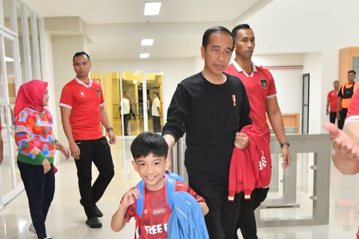 Presiden Joko Widodo bersama Ibu Negara Iriana Joko Widodo dan Jan Ethes Sinarendra saat menyaksikan laga sepakbola Kualifikasi Piala Asia U-23 antara Indonesia vs Turkmenistan di Stadion Manahan, Kota Solo, Jawa Tengah, Selasa (12/9/2023) malam. Terkini, Jokowi bakal menonton langsung timnas Indonesia vs Brunei Darussalam dalam Kualifikasi Piala Dunia 2026 zona Asia di Stadion Utama Gelora Bung Karno (SUGBK), Rabu (11/10/2023).