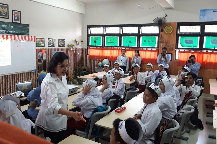 Menteri Keuangan Sri Mulyani Indrawati ketika mengajar di SD Kenari I, Kwitang, Jakarta Pusat, Senin (4/11/2019).