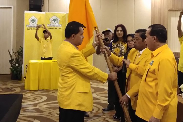 Idrus Marham, melantik Melki Laka Lena menjadi Ketua DPD I Partai Golkar Nusa Tenggara Timur (NTT) di Hotel Swiss Belinn, Kupang, Jumat (8/12/2017).