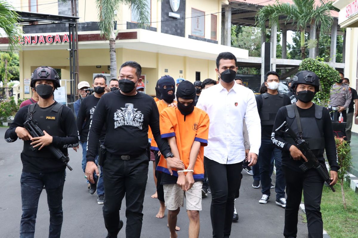 Pelaku saat digelandang polisi di Mapolresta Banyuwangi 