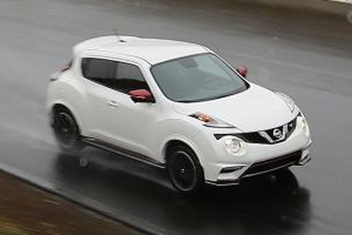 Nissan Juke Nismo RS saat digeber di lintasan basah sikuit mini Fuji Speedway