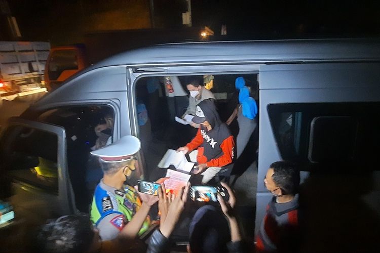 Para penumpang sebuah mobil travel berhasil lolos dengan menunjukkan tes antigen positif saat melewati Pos Cileunyi dan Gentong saat berangkat mudik dari Bandung menuju Tasikmalaya, Kamis (6/5/2021) tengah malam.