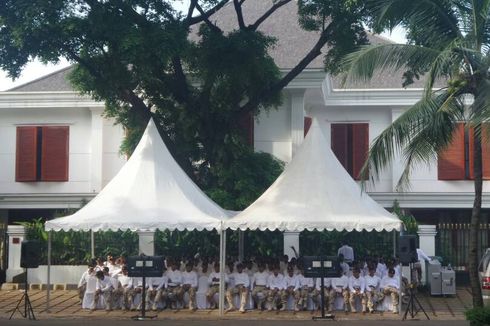 Tenda Putih dan Televisi Disiapkan di Depan Rumah Prabowo