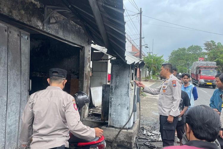 Kapolsek Wagir, AKP Ronny Margas saat mengecek Pom Mini yang terbakar di Desa Pandanlandung, Kecamatan Wagir, Kabupaten Malang, Selasa (31/1/2023).