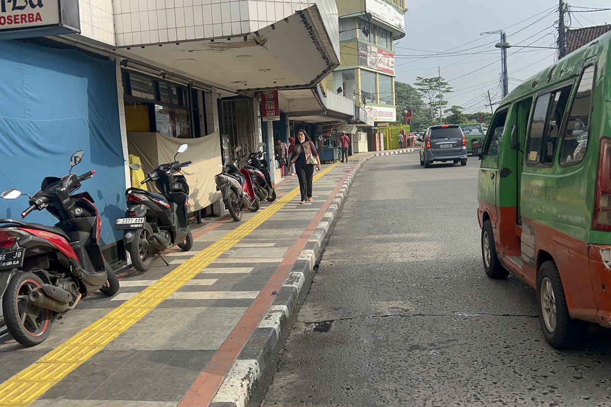 Trotoar di jalan Merdeka Kota Bogor jadi tempat parkir motor, Selasa (30/1/2024).