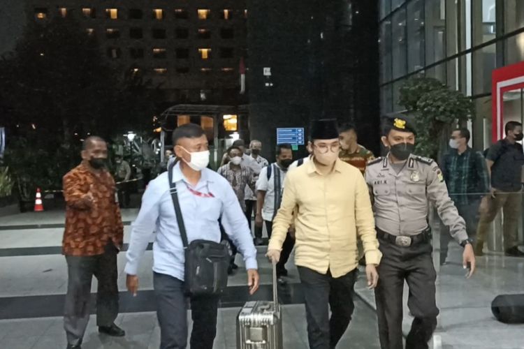 Bupat Bangkalan, Jawa Timur Abdul Latif Amin Imron tiba di gedung Merah Putih KPK setelah ditangkap penyidik. Ia ditetapkan sebagai tersangka dugaan lelang jabatan di lingkungan Pemkab Bangkalan, Rabu (7/12/2022).