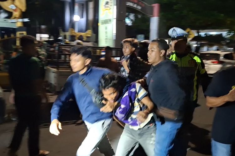 Polisi amankan pelaku kerusuhan di Polres Lumajang, Minggu (12/10/2025)