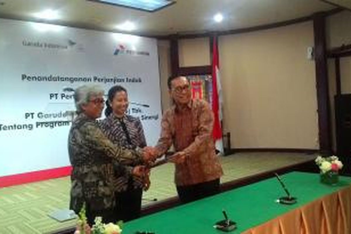 Penandatanganan kerjasama antara Dirut Pertamina Dwi Sutjipto (kiri) dan Dirut Garuda Indonesia Arif Wibowo (kanan) disaksikan Menteri BUMN Rini Soemarno, Senin (30/11/2015).