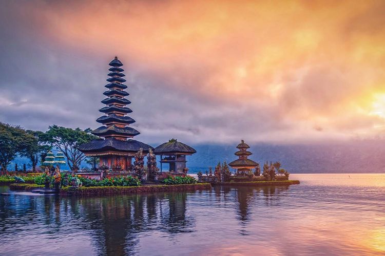 Bali adalah salah satu daerah di Indonesia yang ramai dikunjungi turis dari mancanegara.