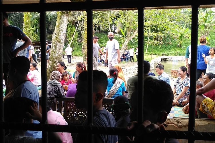 Sejumlah warga berkumpul di kerangkeng di rumah Bupati nonaktif Langkat, Terbit Rencana Perangin-angin di Desa Raja Tengah, Kecamatan Kuala, Langkat pada Rabu (26/1/2022).