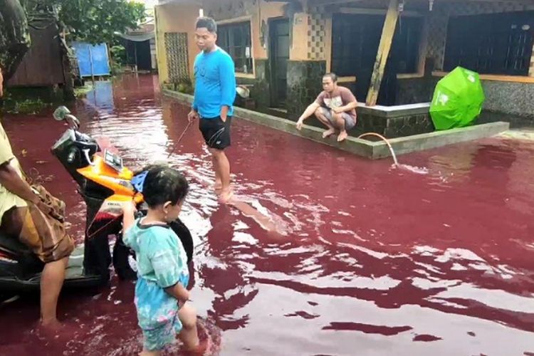 Air banjir yang berwarna merah di Kelurahan Jenggot Kota Pekalongan Jawa Tengah.