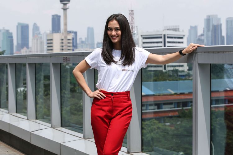 Aktris Atiqah Hasiholan saat promo film Mantan Manten di Kantor Redaksi Kompas.com di Menara Kompas, Jakarta, Rabu (3/4/2019). Mantan Manten dijadwalkan tayang di seluruh bioskop Indonesia pada 4 April 2019 mendatang.