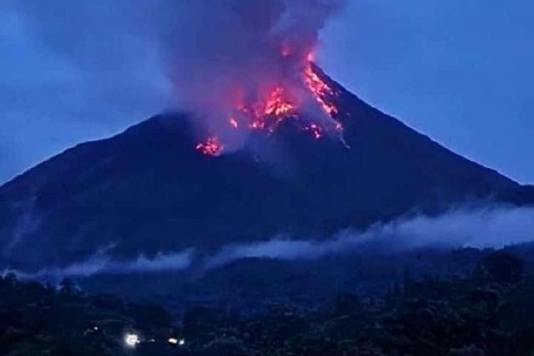 Status aktivitas Gunung Karangetang di Kabupaten Kepulauan Siau Tagulandang Biaro (Sitaro), Sulawesi Utara (Sulut), dinaikkan dari level II atau waspada menjadi level III atau siaga. Status siaga Gunung Karangetang terhitung mulai hari ini, Rabu (8/2/2023) pukul 16.00 WIB. Tampak guguran lava Gunung Karangetang.