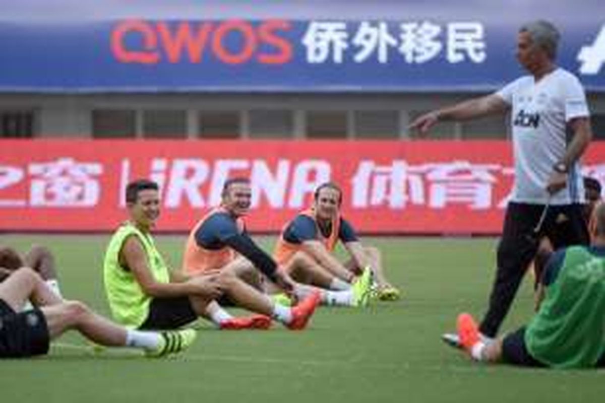 Penyerang Manchester United, Wayne Rooney (kedua dari kiri), tertawa dalam sesi latihan jelang laga International Champions Cup 2016 melawan Borussia Dortmund di Shanghai, Kamis (21/7/2016). 