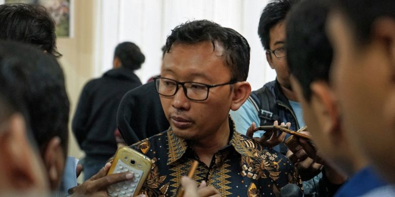 Ketua Bidang Advokasi YLBHI Muhammad Isnur saat memberikan keterangan pers terkait pengepungan kantor YLBHI oleh ratusan massa pada Minggu (17/9/2017) malam hingga Senin (18/9/2017) dini hari. Isnur diwawancarai oleh sejumlah wartawan di kantor Komnas Perempuan, Menteng, Jakarta Pusat, Senin (18/9/2017).