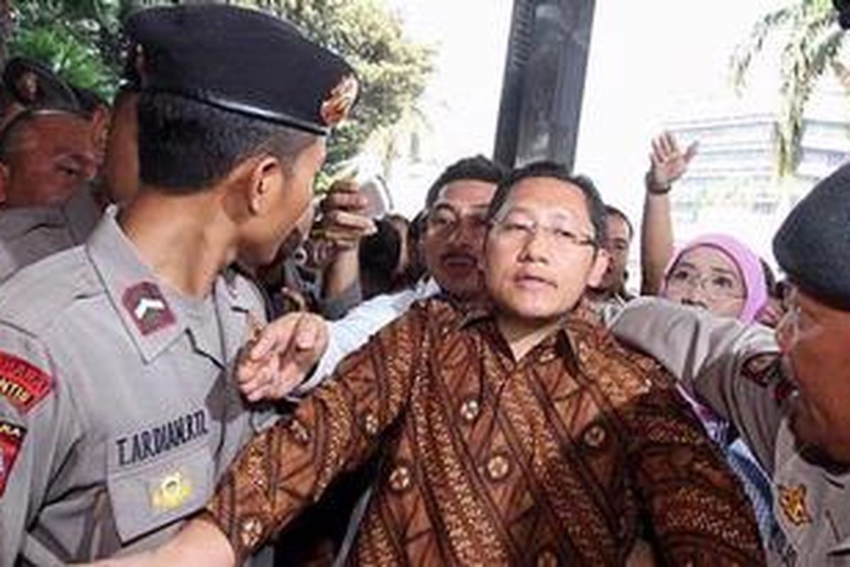 Ketua Partai Demokrat, Anas Urbaningrum (berbatik cokelat), mendatangi Gedung KPK untuk dimintai keterangan seputar kasus dugaan suap proyek Hambalang, Rabu, (27/6/2012). Oleh mantan Bendahara Umum Partai Demokrat M Nazaruddin, Anas disebut-sebut terkait dengan proyek senilai Rp 2,5 triliun tersebut.  