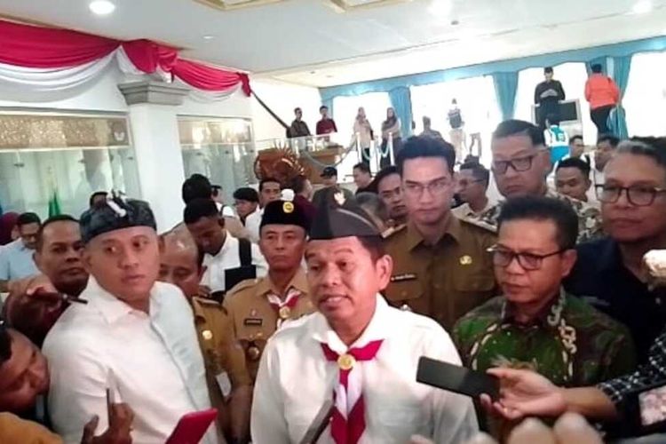 Gubernur Jabar Dedi Mulyadi diwawancara usai Rakor Banjir Bandung Raya di kampus IPDN Jatinangor, Sumedang, Senin (9/12/2025). KOMPAS.com/AAM AMINULLAH