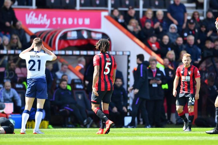 Pemain Tottenham Hotspur, Juan Foyth dikartu merah wasit pada laga pekan ke-37 Liga Premier Inggris melawan Bournemouth di Stadion Vitality, 4 Mei 2019. Laga berakhir dengan skor 1-0 untuk tuan rumah.