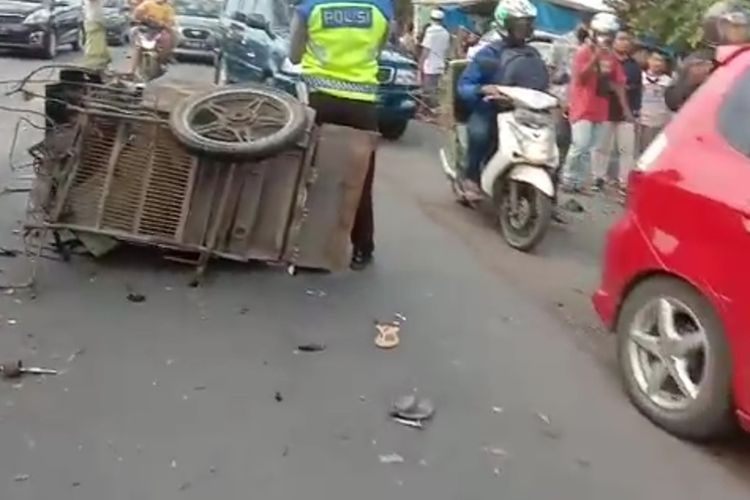 Suasana di lokasi usai kejadian kecelakaan yang menyebabkan dua orang meninggal dunia di jalan lintas timur Palembang-Ogan Ilir Sumatera Selatan Minggu (27/9/2020)