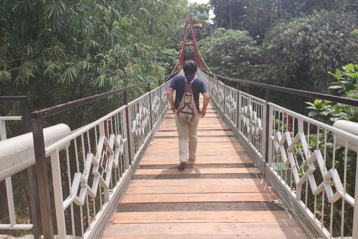 Kondisi jembatan pengganti jembatan Indiana Jones yang berada di RT 12 RW 02 Srengseng Sawah, Jagakarsa, Jakarta Selatan, Senin (16/8/2022) setelah diperbaiki. Sebelum mengalami beberapa kerusakan dengan papan pijak yang berlubang dan besi jembatan berkarat.