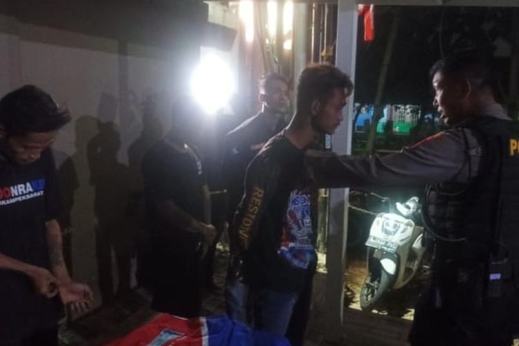 Tim Patroli Perintis Presisi Polres Metro Depok saat mengintrogasi empat pemuda yang membawa airsoft gun saat berkendara motor di Jalan Cipayung, Pancoran Mas, Depok, Minggu (28/5/2023) sekitar pukul 03.30 WIB. 