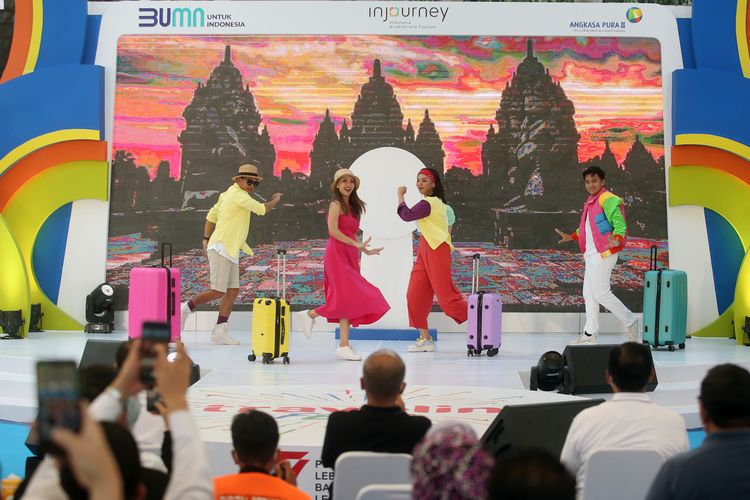 Penari tampil saat pembukaan Travel Fair yang bertema Travelin Fest di Terminal 3 Bandara Soekarno Hatta, Tangerang, Banten, Sabtu (13/8/2022). Travel Fair yang menghadirkan sejumlah maskapai dalam dan luar negeri serta biro perjalanan ini diadakan dalam rangka memperingati hari jadi PT Angkasa Pura II yang ke- 38 yang berlangsung dari tanggal 13 hingga 17 Agustus 2022. ANTARA FOTO/Muhammad Iqbal/aww.