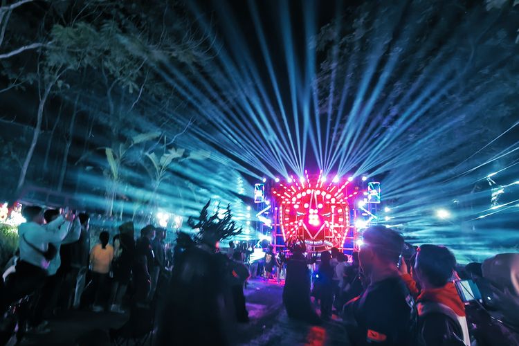 Suasana karnaval yang terselenggara setiap dua tahunan All in Gampingan menggunakan sound horeg yang berlangsung di Pagak, Kabupaten Malang, Jawa Timur, Sabtu (11/10/2025) malam.