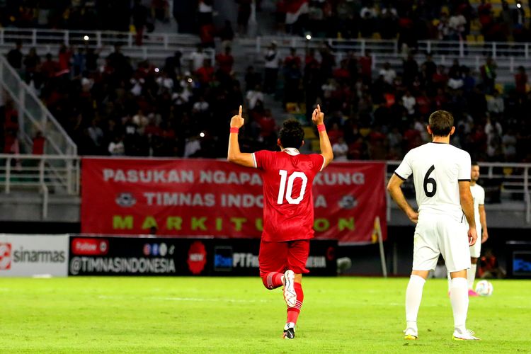 Pemain Timnas Indonesia Egy Maulana Vikri selebrasi seusai menjebol gawang Turkmenistan saat pertandingan FIFA Matchday yang berakhir dengen skor 2-0 di Stadion Gelora Bung Tomo Surabaya, Jumat (8/9/2023) malam.