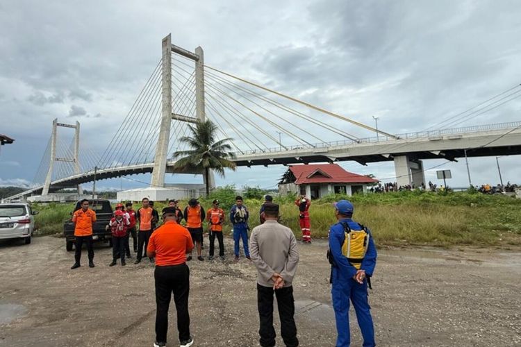 Tim SAR gabungan lanjutkan pencarian terhadap seorang mahasiswa yang dilaporkan lompat dari Jembatan Teluk Kendari