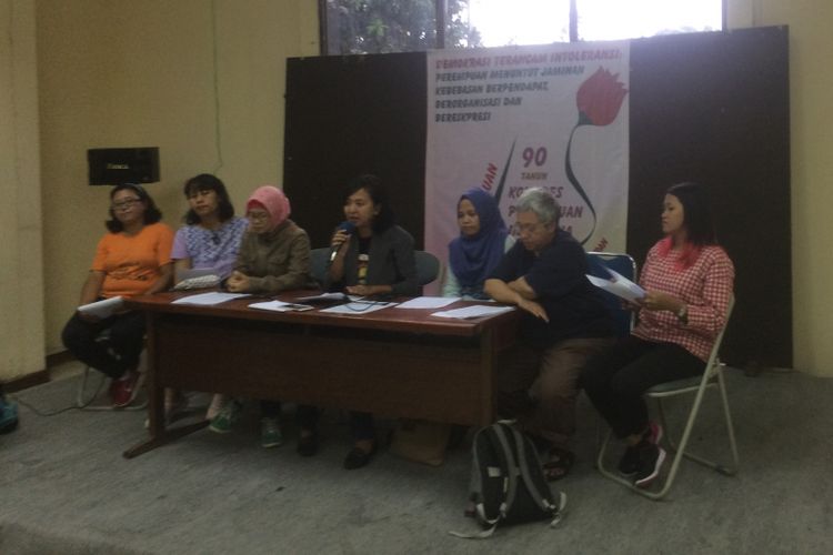 Koordinator Perempuan Mahardhika, Mutiara Ika Pratiwi saat konferensi pers dengan tema  90 Tahun Kongres Perempuan Indonesia Demokrasi Terancam Intoleransi : Perempuan Menuntut Jaminan Kebebasan Berpendapat, Berorganisasi dan Berekspresi di Kantor Lembaga Bantuan Hukum, Jakarta, Sabtu (22/12/2018).