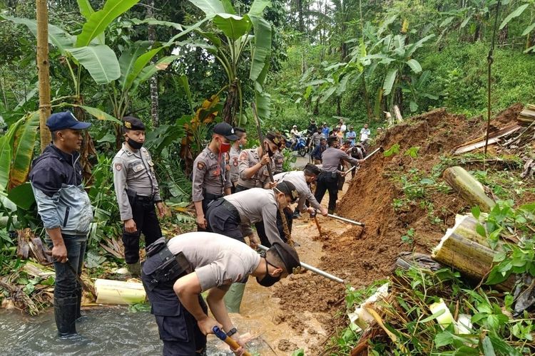 Petugas Polres Tasikmalaya, BPBD dan anggota TNI Kodim 0612 Tasikmalaya sedang membuka akses jalan akibat tanah longsor di salah satu wilayah Kabupaten Tasikmalaya, Sabtu (20/6/2020).