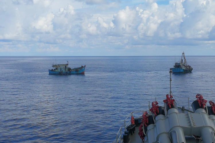 Kapal TNI Angkatan Laut, KRI Cut Nyak Dien-375  menangkap dua kapal ikan berbendera Vietnam yang diduga mencuri ikan di wilayah perairan Zona Ekonomi Eksklusif Indonesia (ZEEI), tepatnya di Laut Natuna Utara, Kepulauan Riau, Minggu (24/7/2022).