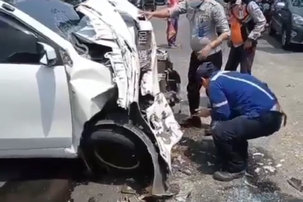 Tangkapan layar video petugas yang sedang berupaya mengevakuasi mobil Avanza yang tabrakan dengan truk di Kademangan, Tangerang Selatan, Sabtu (4/9/2021). Foro: Dalops Tangerang Selatan