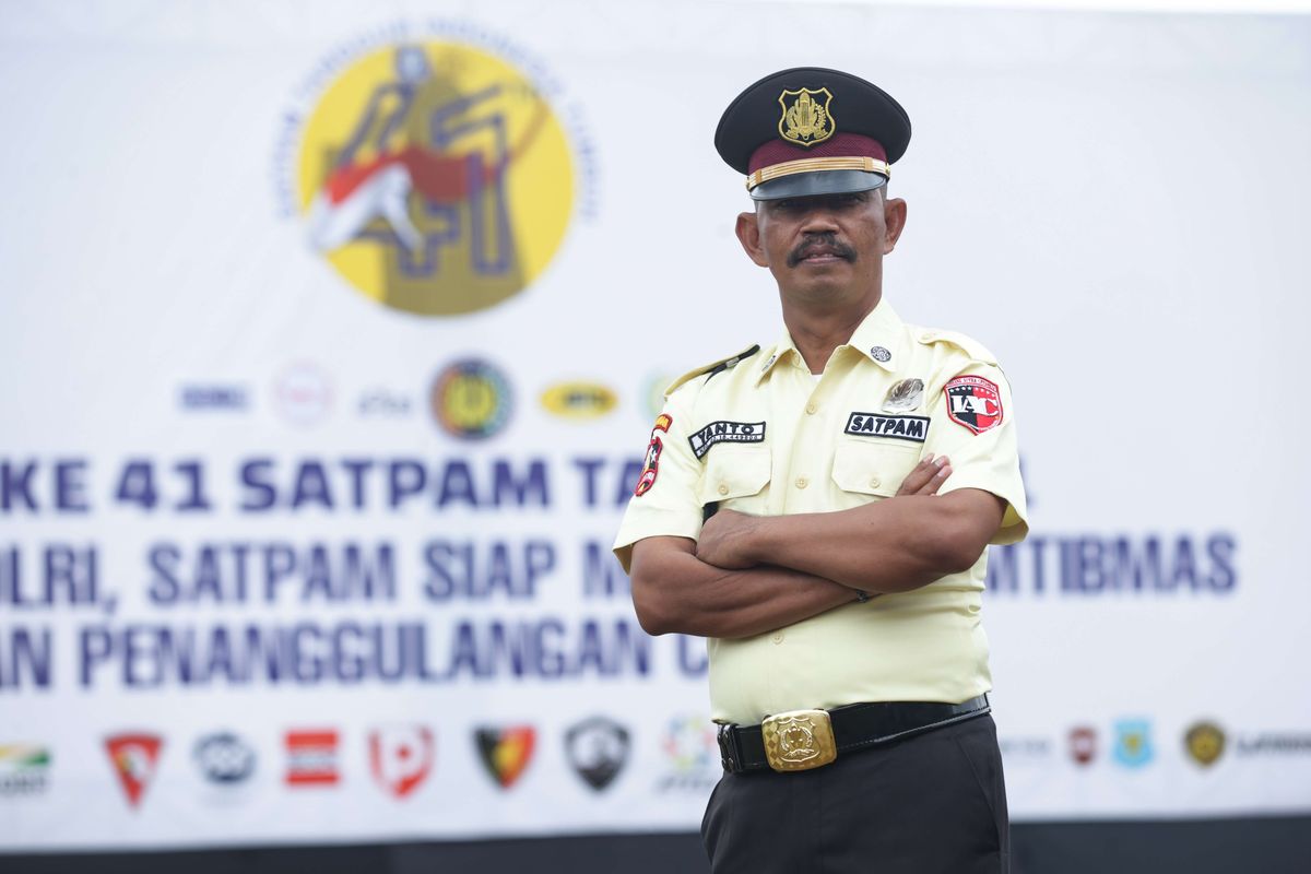 Seragam Satuan Pengamanan (Satpam) warna krem dikenalkan dalam acara HUT ke-41 Satpam di Lapangan Bhayangkara, Mabes Polri, Jakarta, Rabu (2/2/2022). Kepolisian Negara Republik Indonesia (Polri) mengubah warna seragam Satuan Pengamanan (Satpam) dari warna cokelat muda ke warna krem.
