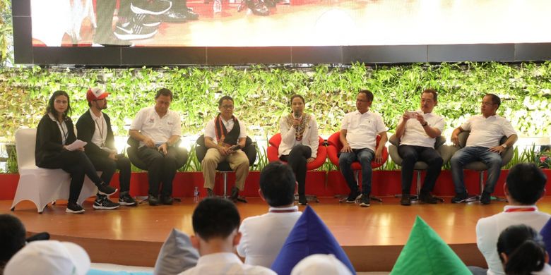 Menteri BUMN Rini M. Soemarno saat menyampaikan pesan-pesan motivasi kepada peserta Program SMN pada event Inspiration Day di Telkom Landmark Tower, Jakarta (10/8). Pada event ini, Menteri BUMN sekaligus secara resmi melepas 150 siswa  untuk mulai menjalankan kegiatan pertukaran pelajar ke beberapa provinsi di Indonesia.