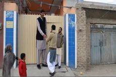 Pria Tertinggi di Pakistan Kesulitan Mencari Jodoh