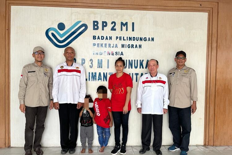 Dua staf KJRI Kota Kinabalu menyerahkan 3 WNI asal NTT ke BP2MI Nunukan. Oncu Hurit dan kedua anaknya terlantar di Malaysia karena suaminya dipenjara akibat kasus narkoba