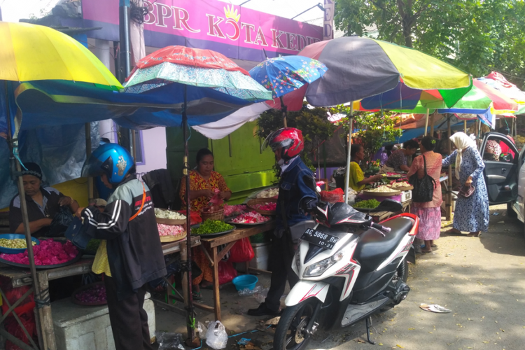 Pusat pedagang kembang di kawasan Pasar Bandar Kota Kediri, Jawa Timur.